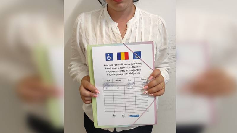 Escrocherie în zona unui supermarket din Constanța: tânără prinsă de jandarmi în timp ce păcălea oamenii în numele unei asociații