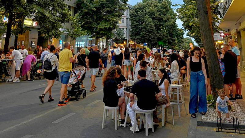 Weekend pietonal pe bulevardul Tomis: dansuri grecești, activități pentru copii și atmosferă de sărbătoare