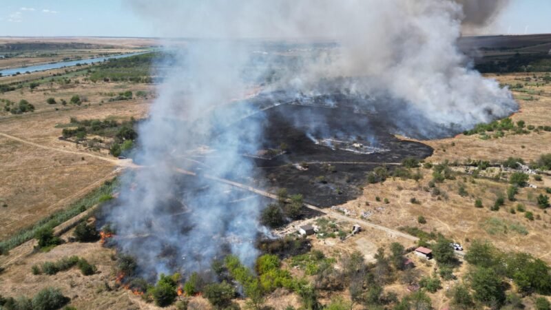 Incendiu violent la Medgidia. Un bărbat a fost găsit carbonizat într-un adăpost improvizat