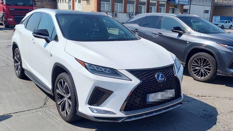 (FOTO/VIDEO) Autoturisme în valoare totală de 165.000 de euro, căutate de autorități europene, descoperite în Portul Constanța