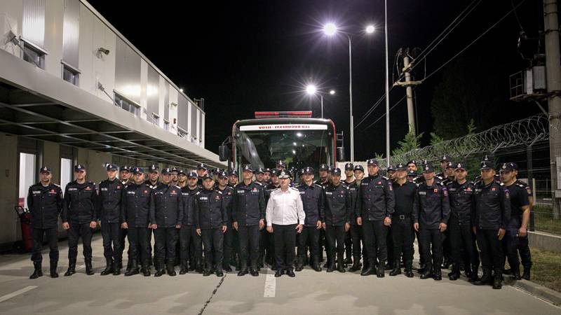 Cei 51 de pompieri români care au acționat pentru stingerea incendiilor din Spania s-au întors acasă