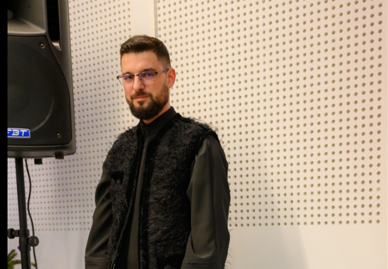 Un tânăr preot inspiră comunitatea prin hărnicie. Ionuț ne arată că omul sfințește locul: „Părintele de la noi e o inspiraţie”