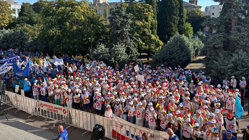 (FOTO/VIDEO) Protest amplu în fața Prefecturii Constanța: confederațiile sindicale cer Guvernului salarii decente, pensii echitabile, respectarea drepturilor și măsuri pentru protejarea serviciilor publice
