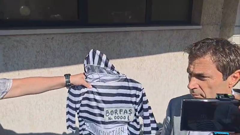 Scenă inedită la Curtea de Apel Constanța. Primarul Mangaliei, Radu Cristian, așteptat de Marian Ceaușescu cu un costum de pușcăriaș