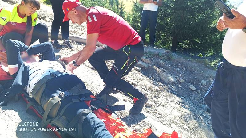 O constănțeancă aflată în drumeție pe munte, salvată de salvamontiști după ce s-a accidentat