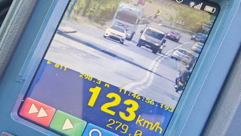 Șofer prins circulând cu 123 km/h pe o stradă din Tulcea: a rămas fără permis pentru 120 de zile
