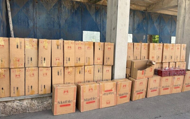 Aproximativ 480.000 de țigarete, descoperite de polițiștii de frontieră constănțeni ascunse într-un camion