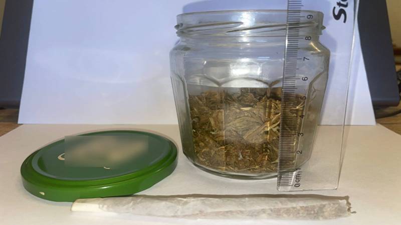 (VIDEO) Bărbat prins de jandarmi cu un borcan cu droguri, în Vama Veche