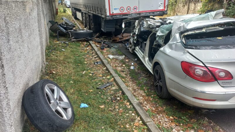 Un bărbat din județul Constanța și-a luat viața după o ceartă cu soția. A intrat cu mașina sub un TIR parcat