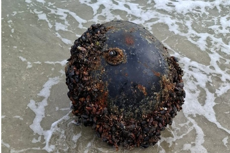 Mină marină descoperită pe plajă la Vadu