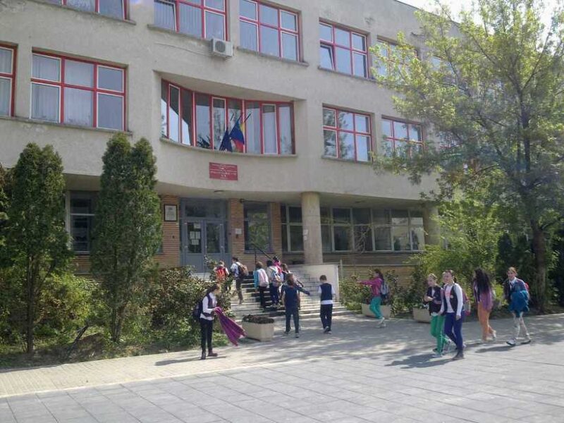 Control la o şcoală de elită! Doi elevi de 13 ani au făcut sex în toaleta școlii și au vândut înregistrarea colegilor