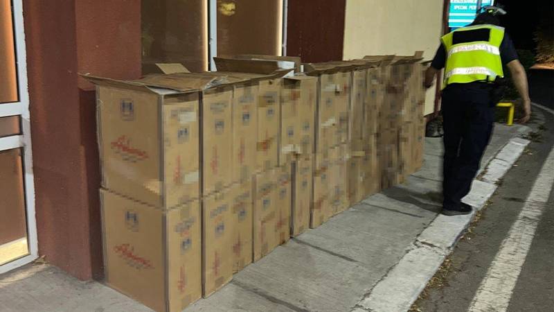 (FOTO/VIDEO) Țigări în valoare de peste un milion de lei, descoperite ascunse în două camioane de polițiștii de frontieră constănțeni
