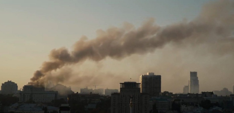 RĂZBOI UCRAINA. Atac cu drone ruseşti asupra clădirilor rezidenţiale: trei morți! A fost lovită și principala clădire guvernamentală a Ucrainei