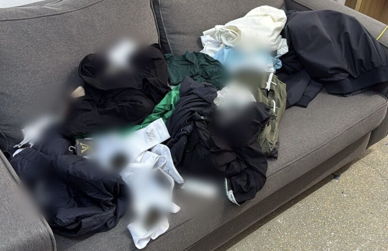 Jandarmii constănțeni, în control la târgul săptămânal de pe DN3C. Au fost confiscate haine contrafăcute