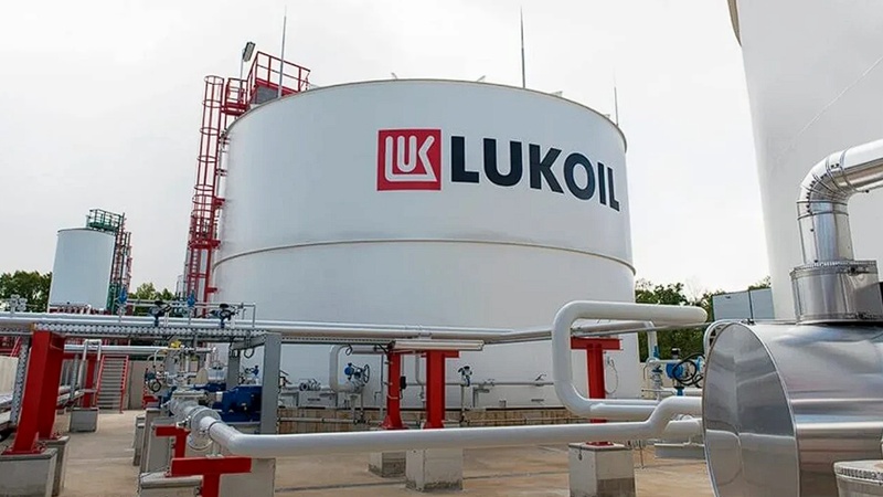 Explozie la Rafinăria Lukoil din Ploiești. Un bărbat a fost aruncat de suflul deflagrației într-un canal: instalația este în revizie