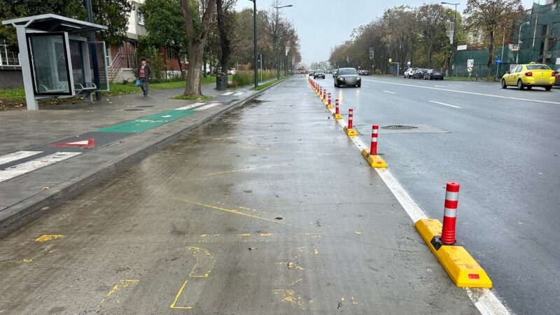 Atenție, șoferi! Continuă lucrările de montare a separatorilor de trafic pe bulevardul Alexandru Lăpușneanu