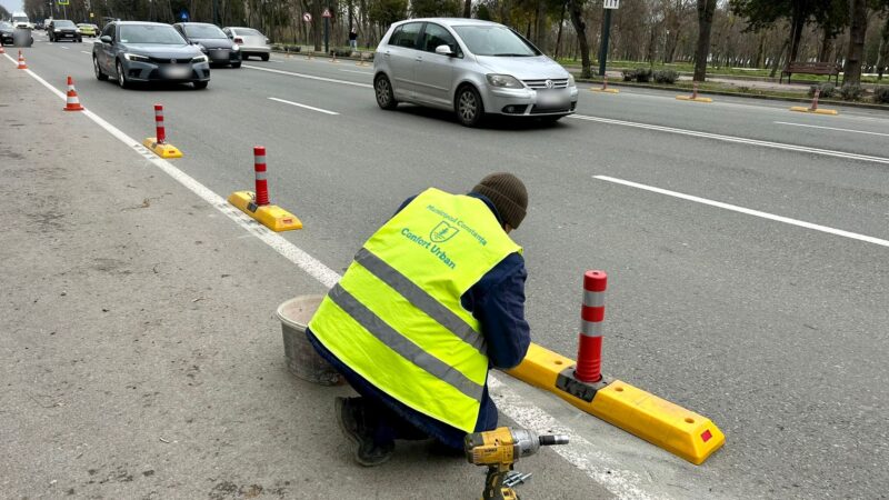 Continuă lucrările de montare a separatorilor de trafic pe bulevardul Alexandru Lăpușneanu