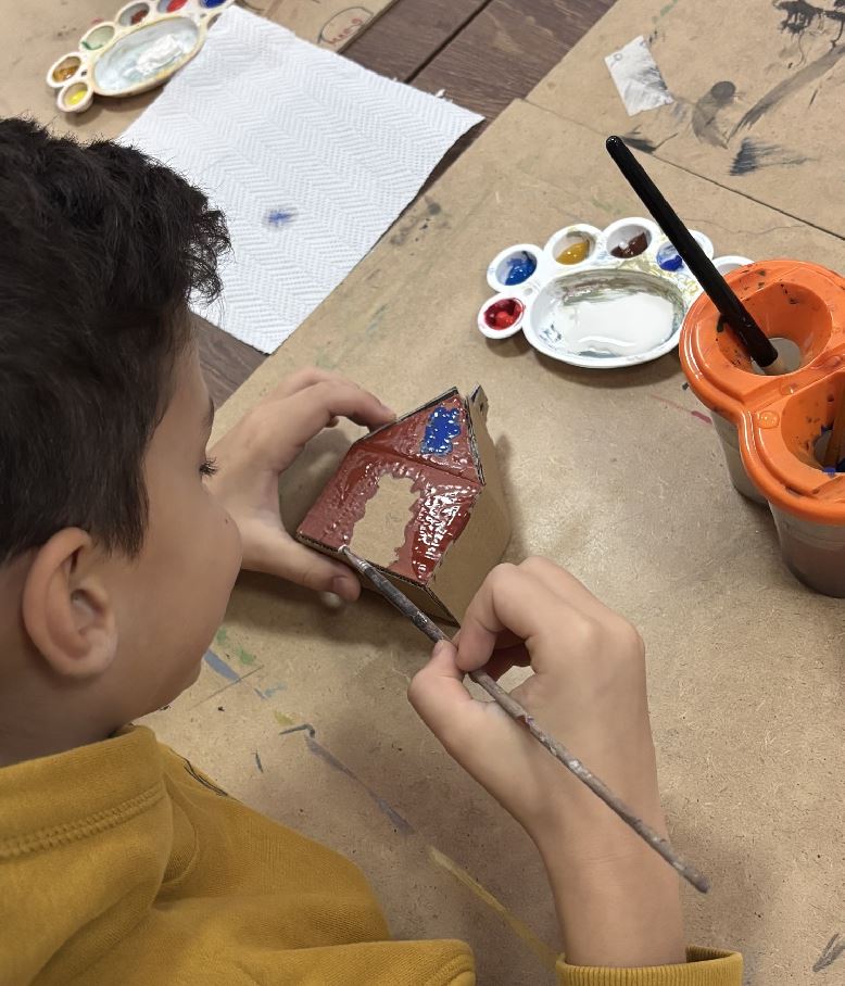 (FOTO) Atelier de poveste la Muzeul de Artă Constanța: cei mici au construit căsuțe pline de culoare