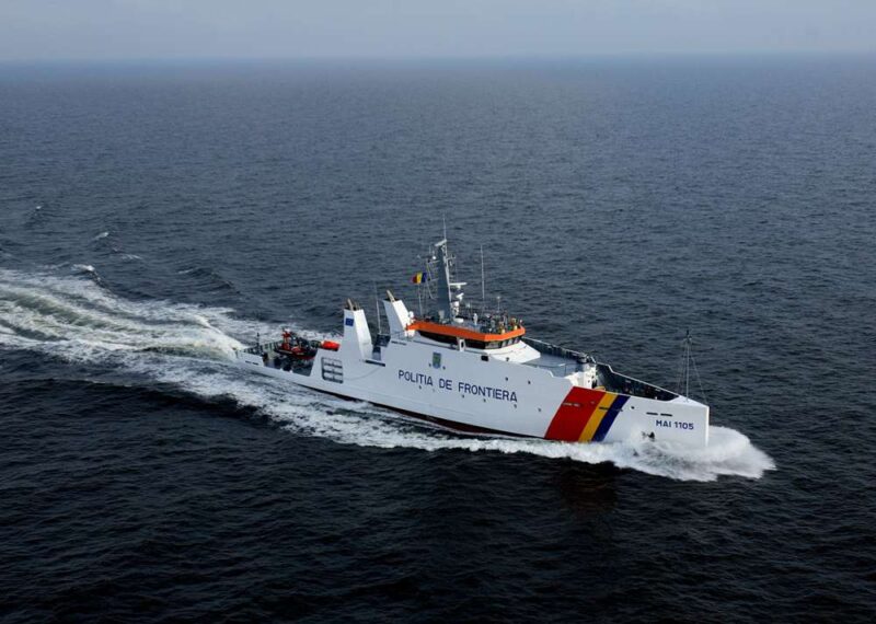 Două obiecte plutesc în derivă în Marea Neagră. Ambarcaţiuni ale Gărzii de Coastă supraveghează de la distanţă