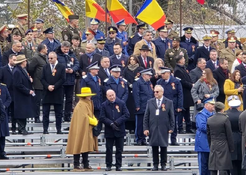 Tribuna oficială a paradei de Ziua Națională, animată de prezența unei doamne cu pălărie galbenă