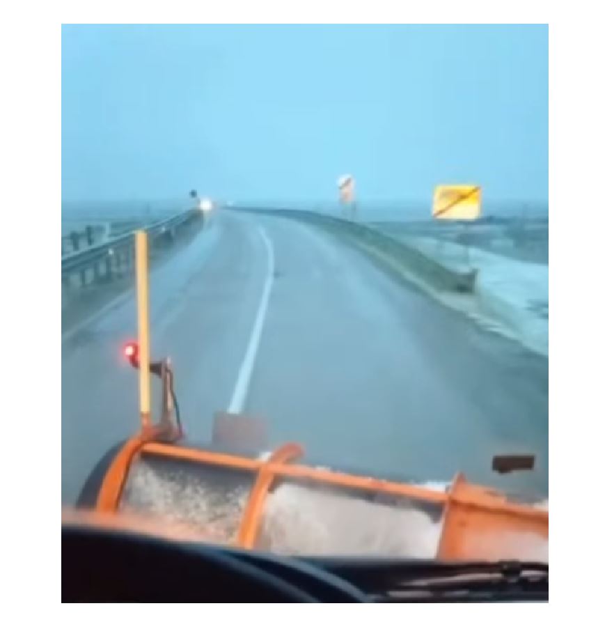 Intervenții pe drumurile județene și naționale: drumarii constănțeni acționează cu material antiderapant