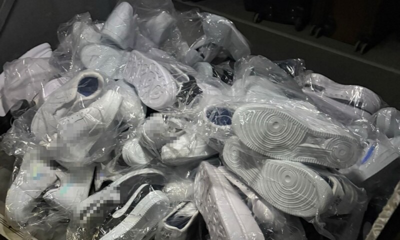 Haine, încălțăminte și parfumuri contrafăcute, confiscate de către poliţiştii de frontieră constănțeni