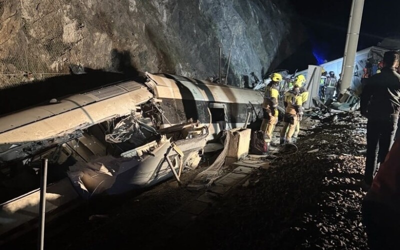 Tragedie feroviară în Spania. Un român vorbea cu familia la telefon în momentul în care trenurile s-au ciocnit, anunțul MAE