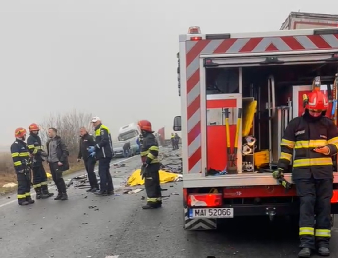 UPDATE Accident cumplit pe o șosea din țară. Șapte morți după ce un microbuz a intrat în depășire