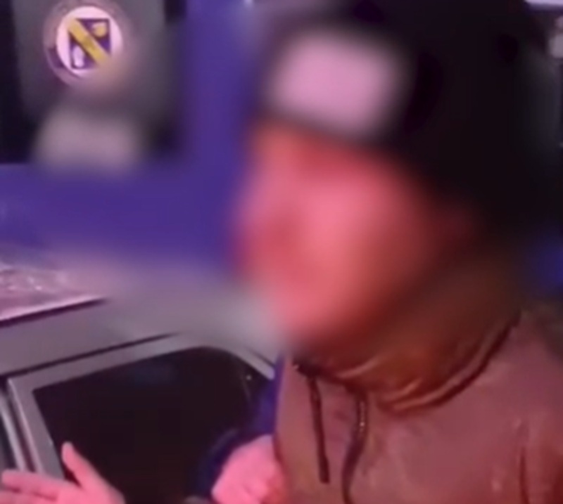 CONSTANȚA. Au încercat să fugă dintr-o mașină după ce au fost surprinși de jandarmi fumând un joint. Unul s-a ascuns sub o dubă, în zona unui pod