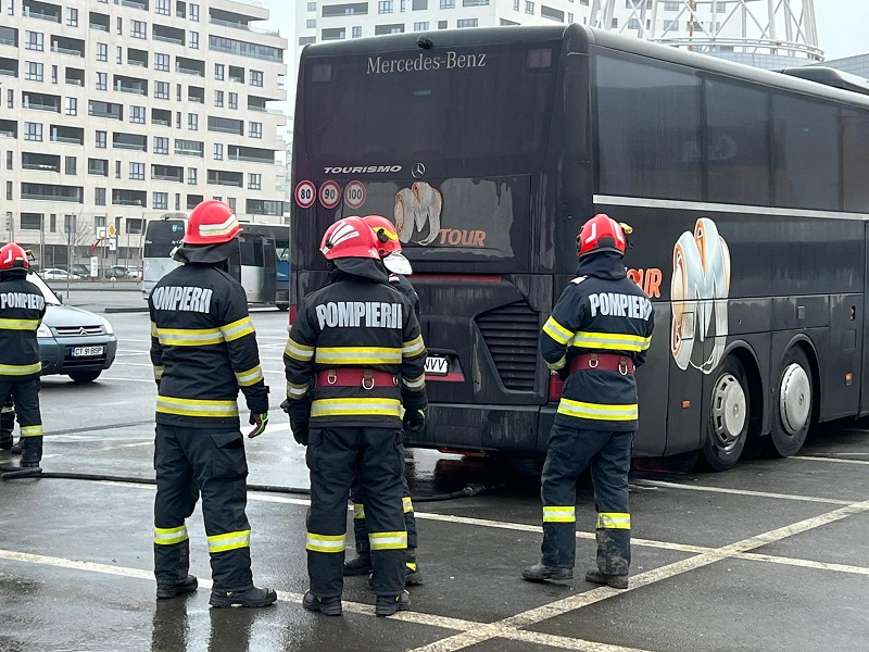 FOTO Autocar în flăcări în parcarea Vivo Mall Constanța. Pompierii, mobilizați de urgență
