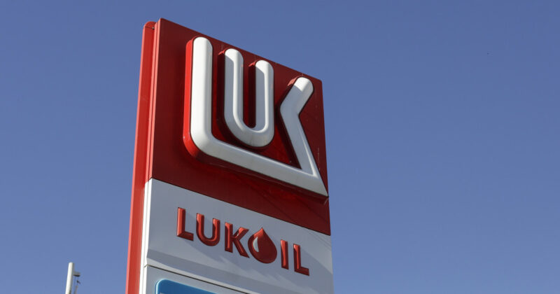 Lukoil își vinde activele, inclusiv cele din România, către un gigant american