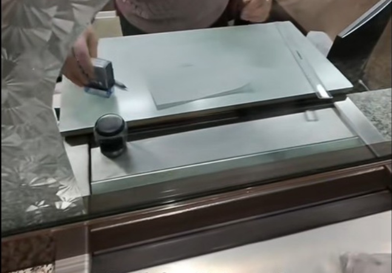 ”Ăștia nu-s tot bani românești?”. Un bărbat și-a plătit taxele cu 5 kilograme de monede