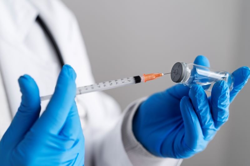 CONSTANȚA. O femeie fără pregătire medicală făcea proceduri estetice într-un salon de tatuaje. Printre acestea, intervenții de mărire a organelor sexuale
