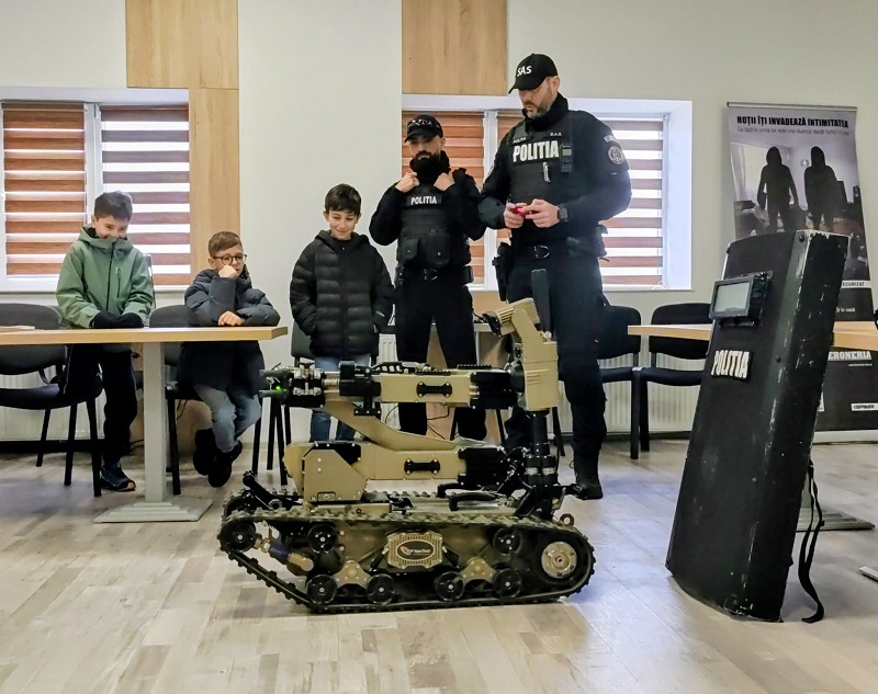 FOTO Școala Altfel la IPJ Constanța. Elevi de la Colegiul Național Constantin Brătescu au devenit detectivi pentru o zi