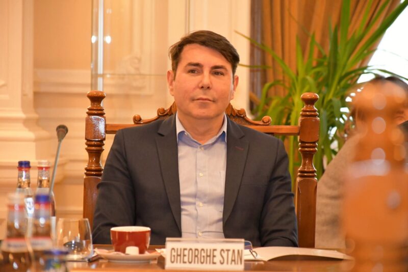 Judecătorul care a cerut concediu paternal este prezent la ședința CCR