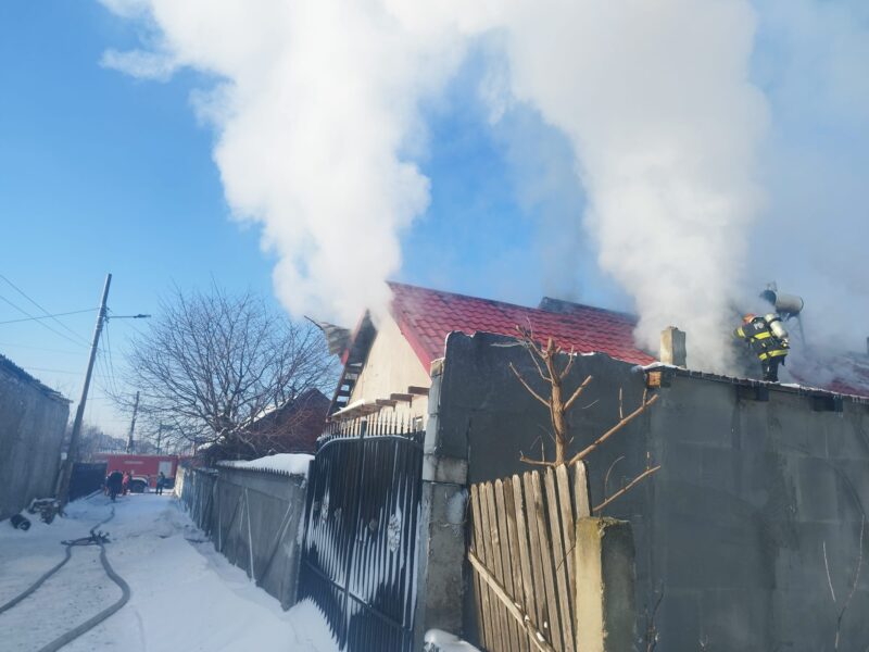 Incendiu puternic la o locuință din județul Constanța. Trei adulţi şi trei copii au fost evacuaţi