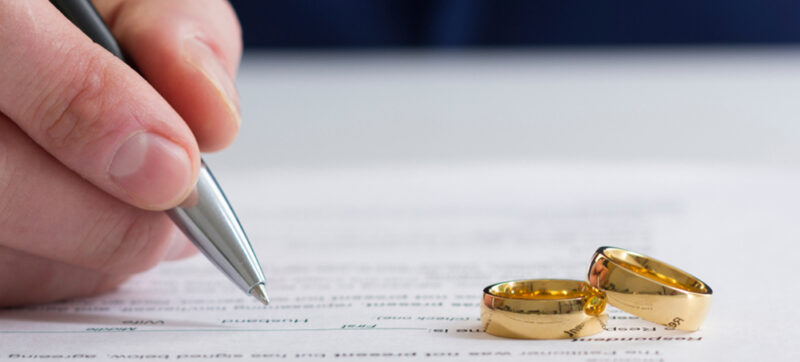 Persoanele divorțate își pot păstra numele fără acordul fostului soț. Senatul a adoptat modificarea Codului Civil