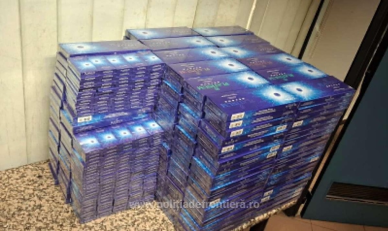 Țigări ascunse în bagaje. Trei români, prinși pe Aeroportul Otopeni