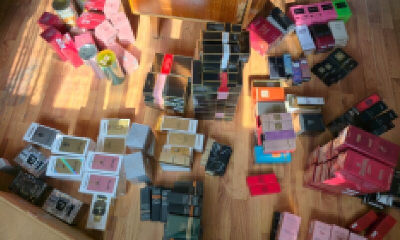 Captură de produse contrafăcute la frontiera Constanței. Peste 800 de articole și parfumuri, în valoare de aproximativ 270.000 de lei