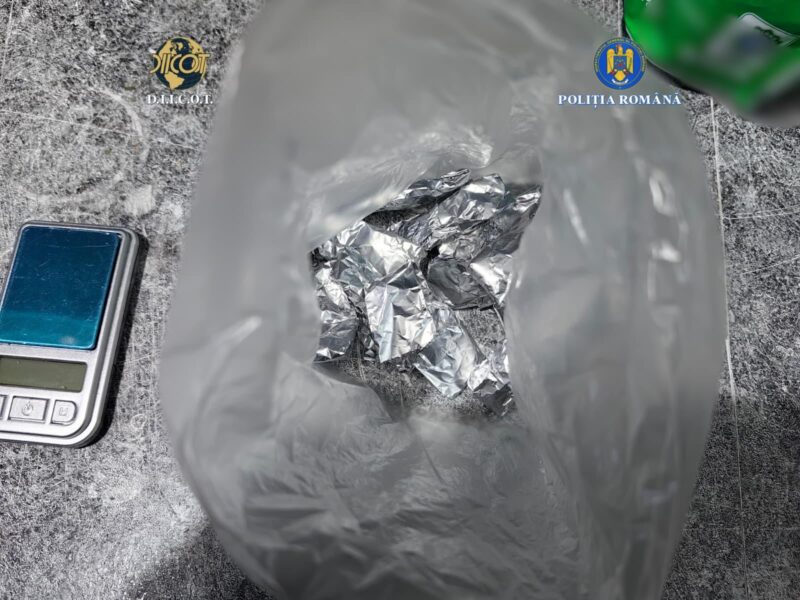 Cristal, canabis și metamfetamină vândute la Constanța! Patru persoane au fost arestate după percheziții DIICOT