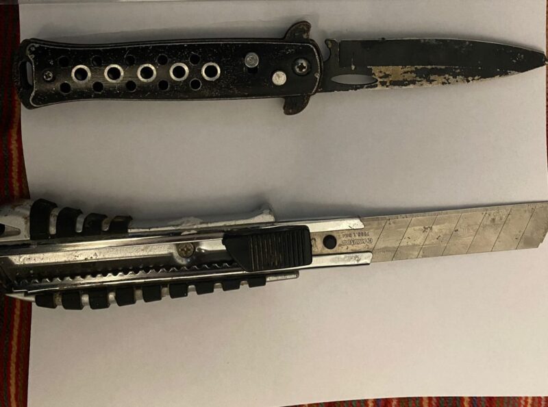 Jandarmii constănțeni intervin! Bărbat prins cu briceag și cutter după ce a urcat într-un autobuz pentru a evita controlul