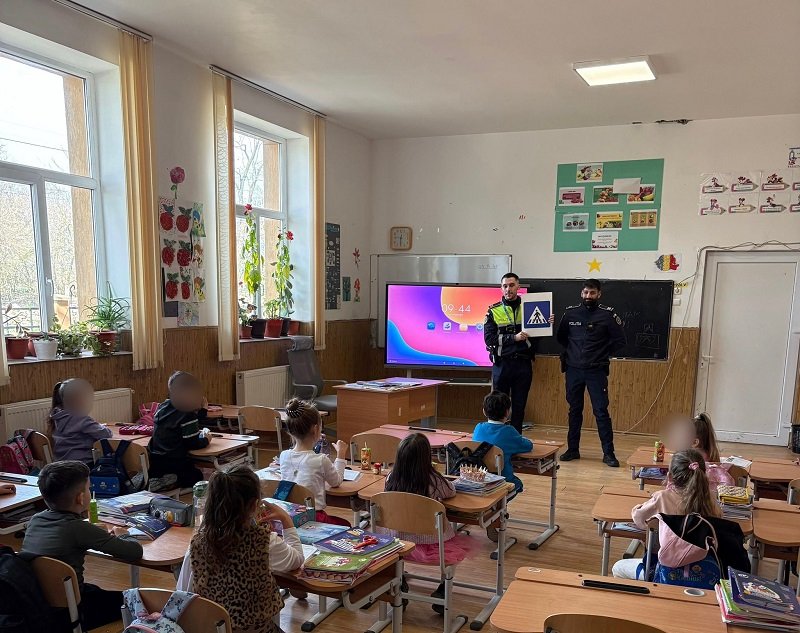 Polițiștii din Mangalia, în mijlocul elevilor din Chirnogeni și Plopeni pentru educație rutieră