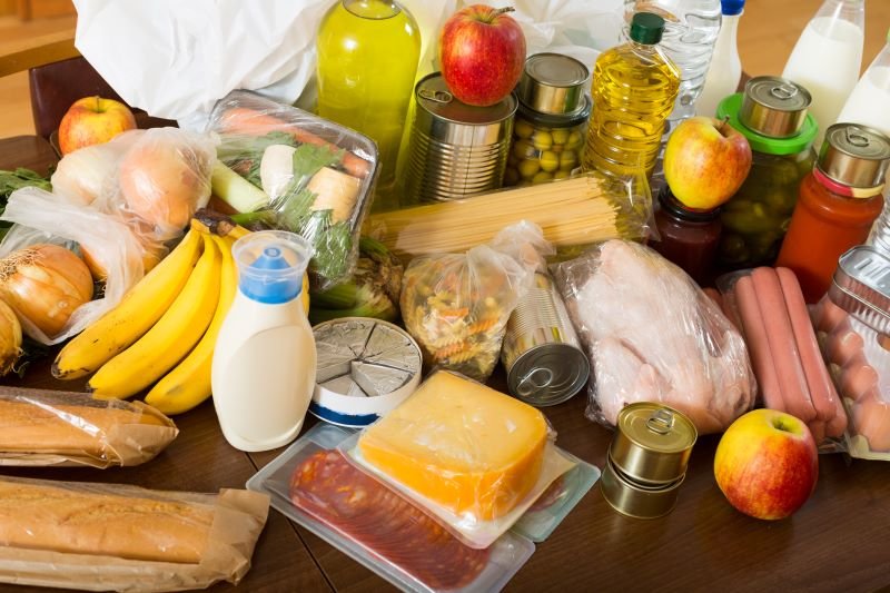 Limitarea adaosului comercial pentru alimentele de bază, prelungită până la 30 iunie 2026