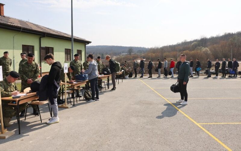 Croația reintroduce serviciul militar obligatoriu după 15 ani. Sute de tineri s-au prezentat deja pentru instruire