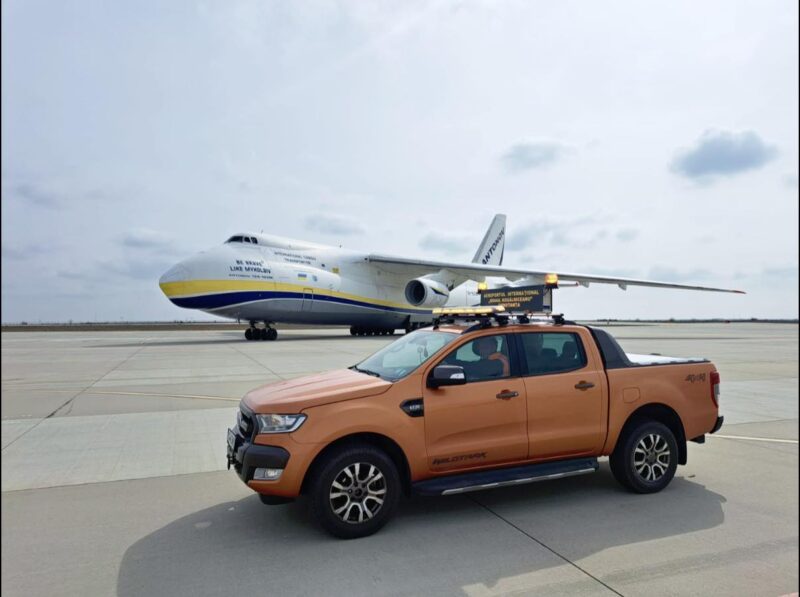 FOTO Un gigant al cerului a aterizat la Constanța. Avionul Antonov An-124-100M pe pista AIMKC
