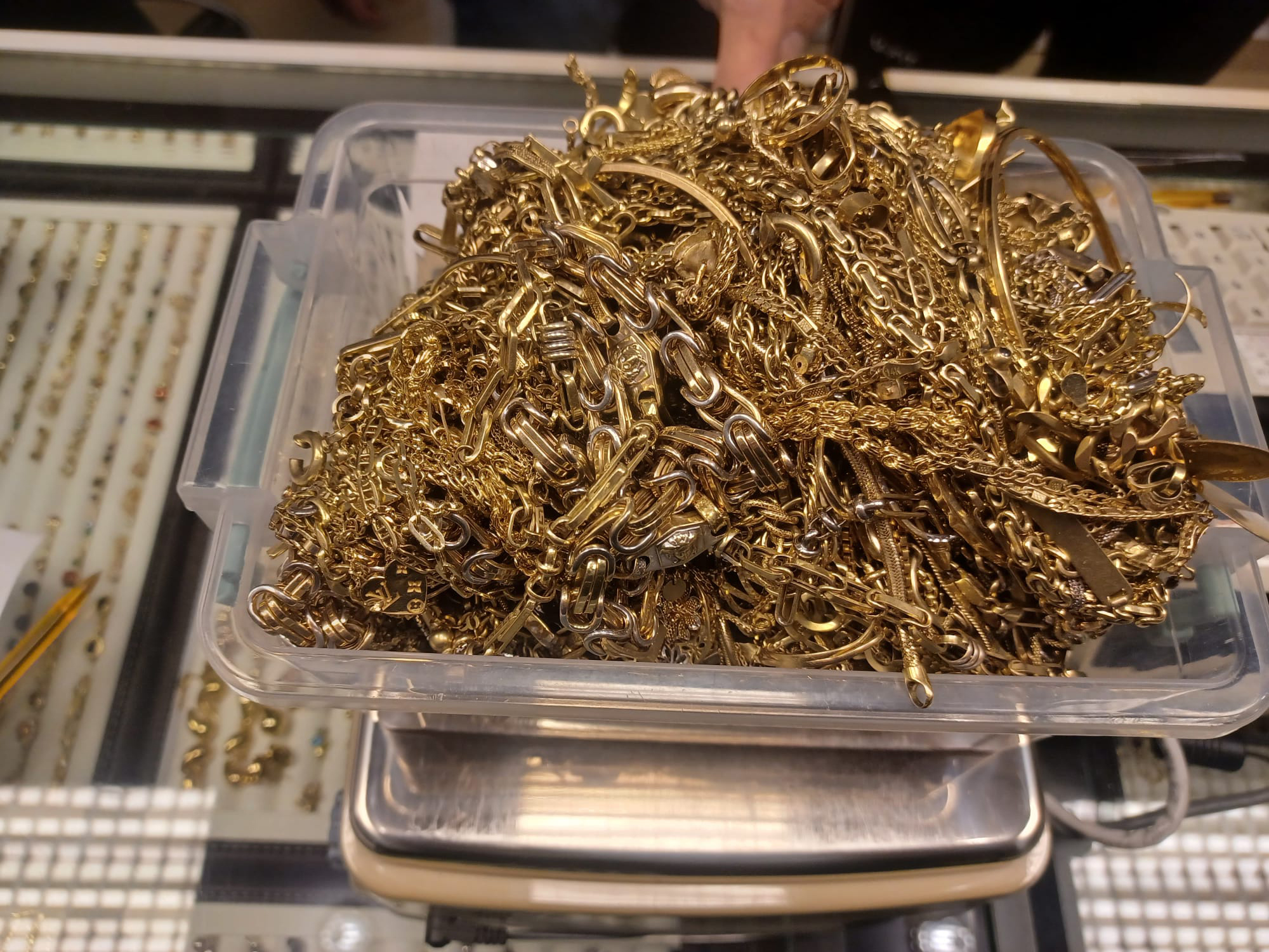 Captură uriașă a inspectorilor antifraudă. Bani, lingouri și bijuterii de milioane, ridicate în urma controalelor