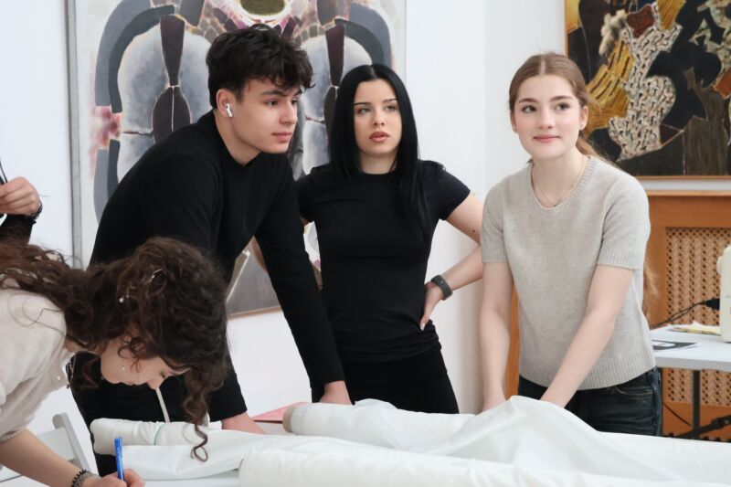 Elevi de la Colegiul de Arte „Regina Maria” au adus eleganța regală la Muzeul de Artă Constanța