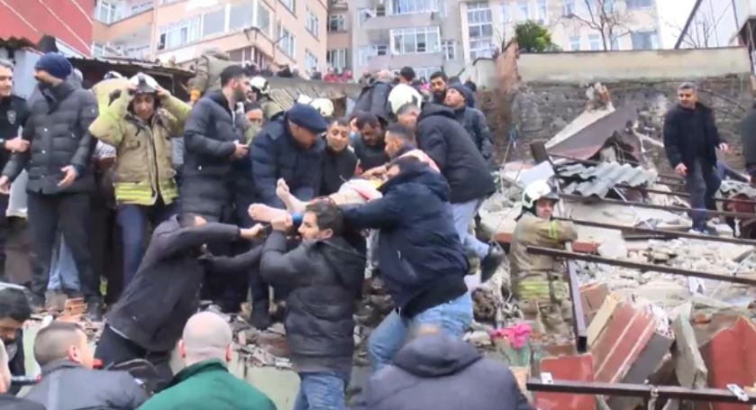 Explozie violentă în Istanbul: două clădiri prăbușite, persoane prinse sub dărâmături