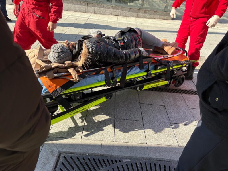 Incident grav pe strada Ștefan cel Mare. O femeie a ajuns la spital după ce s-ar fi împiedicat de dale montate defectuos