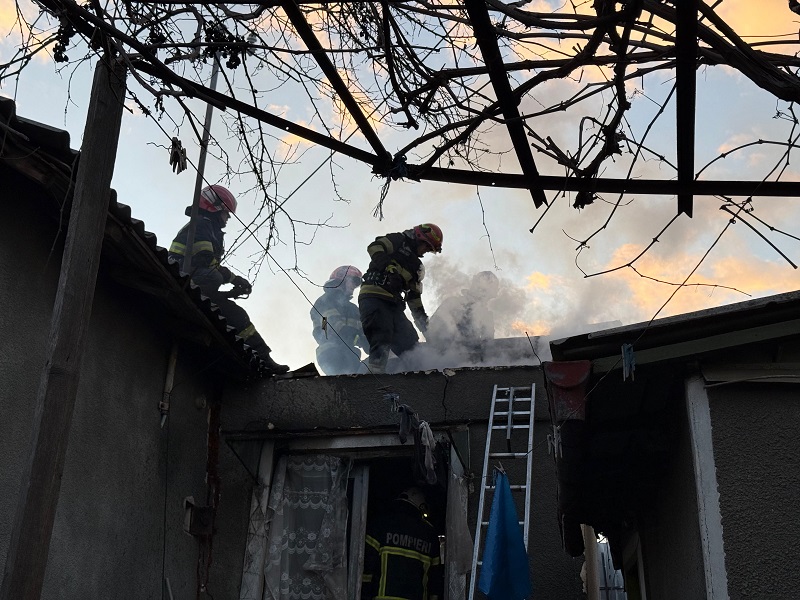 Arde o casă în Tulcea. Intervin pompierii cu două autospeciale
